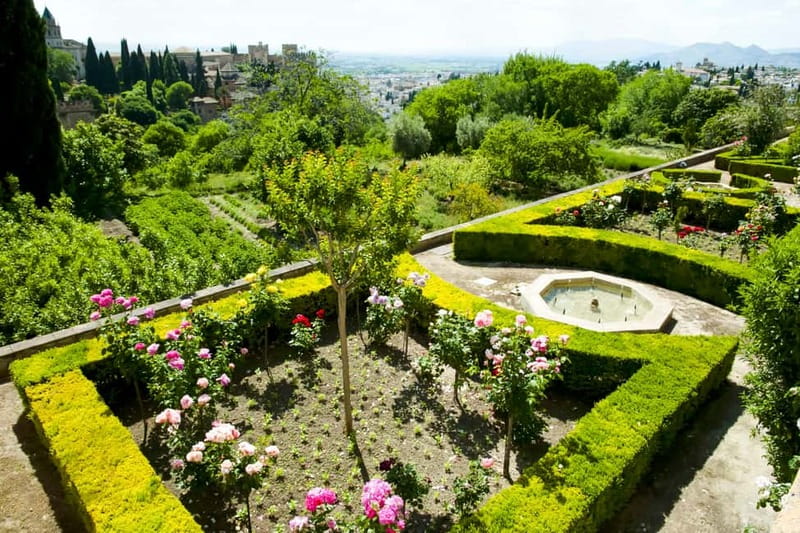 Granada: Alhambra & Gardens Tour w/Nasrid Palaces Option - Generalife Gardens and the sultan’s summer retreat
