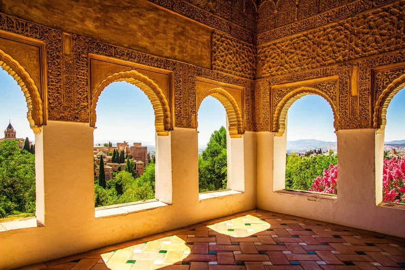 Granada: Alhambra, Generalife & Nasrid Palaces Guided Tour - Palace of Charles V: a striking change of style