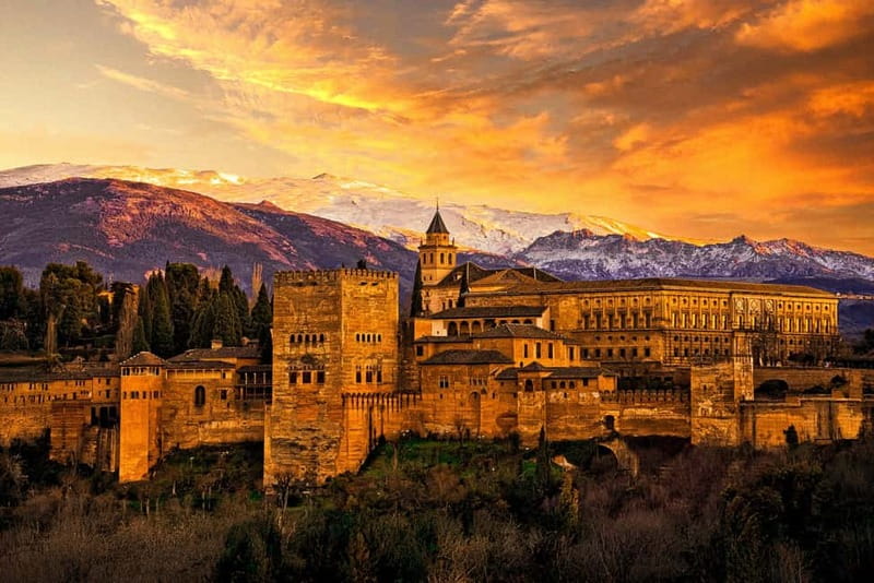 Granada: Alhambra, Generalife & Nasrid Palaces Guided Tour - Generalife: the royal retreat