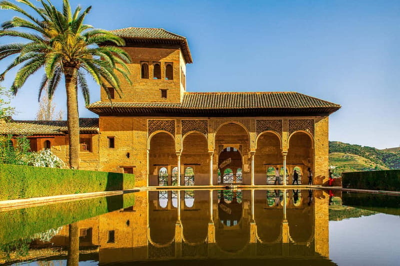 Granada: Alhambra, Generalife & Nasrid Palaces Guided Tour - The Alcazaba is partly self-guided