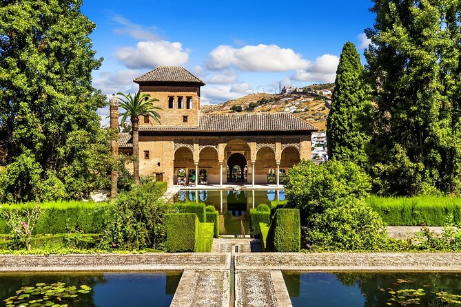 Granada: Alhambra Guided Tour including Nasrid Palaces - Palace of Charles V and the later layers