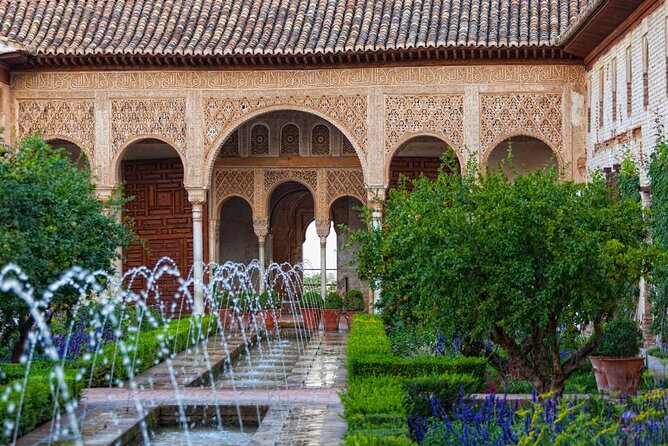 Granada: Alhambra Guided Tour including Nasrid Palaces - Three hours, heat, and the physical effort