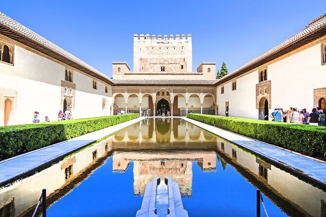 Granada: Alhambra Guided Tour including Nasrid Palaces - Generalife Gardens: a calm opening hour