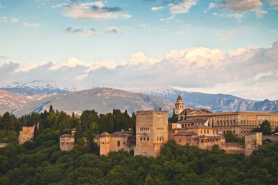 Granada: Alhambra Guided Tour with Nasrid Palaces - Why the Alhambra is easier with a guide
