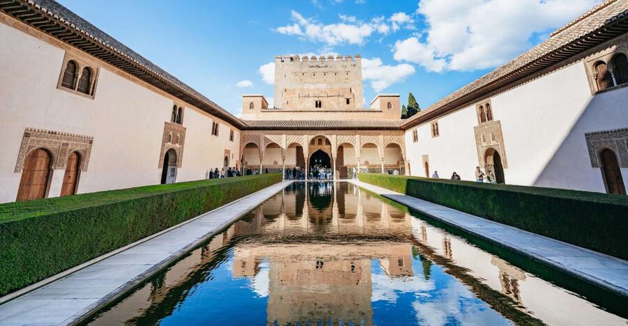 Granada: Alhambra Guided Tour with Nasrid Palaces & Gardens - Why the Alhambra needs a guided visit