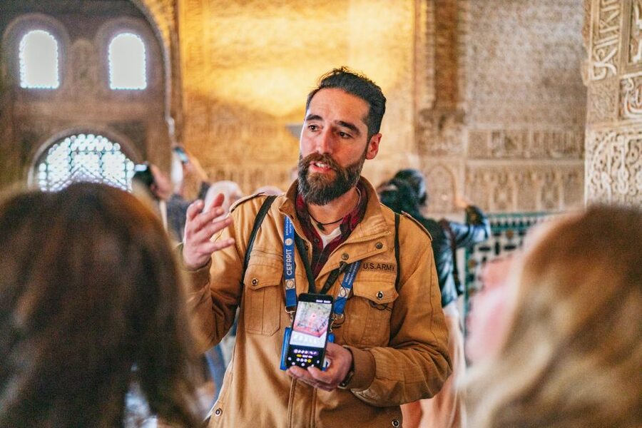 Granada: Alhambra Guided Tour with Nasrid Palaces & Gardens - The Nasrid Palaces and their careful details