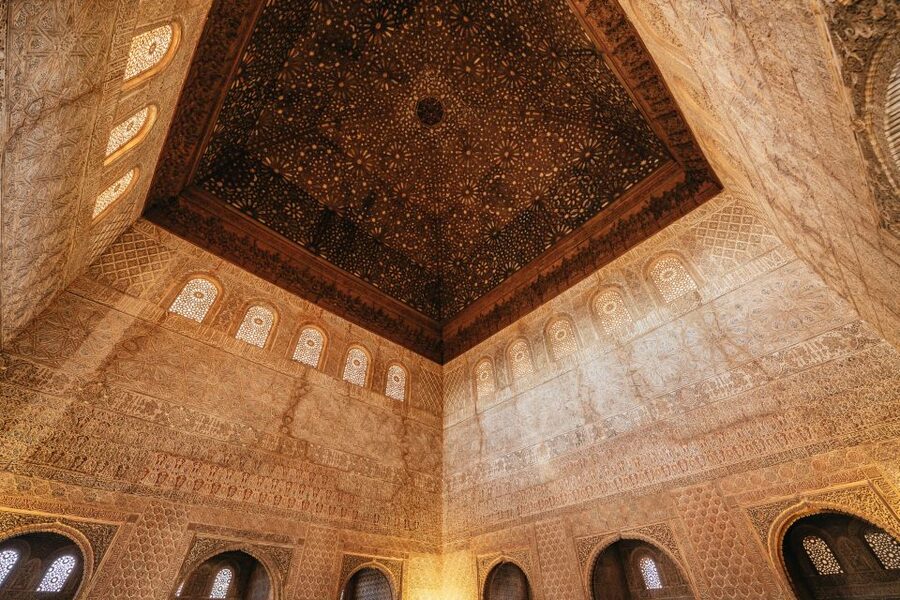 Granada: Alhambra Guided Tour with Nasrid Palaces & Gardens - Timing, meeting point, and the crowds