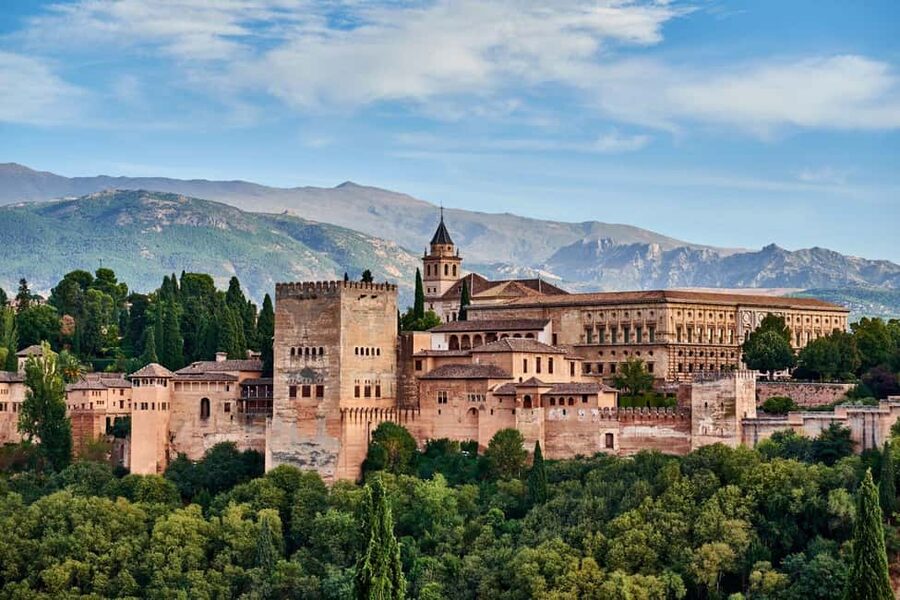 Granada: Alhambra, Nasrid Palaces & Gardens guided Tour - Generalife Gardens: A Quiet Beginning