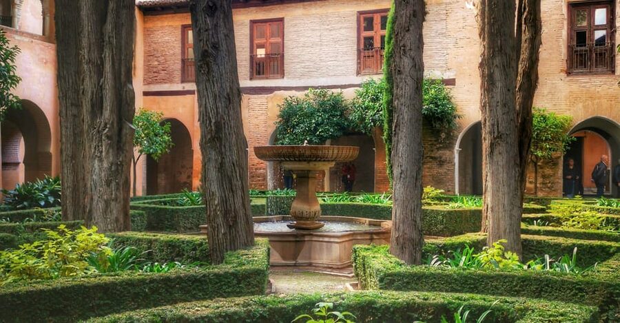 Granada: Alhambra & Nasrid Palaces Small Group Guided Tour - How the guides shape the experience