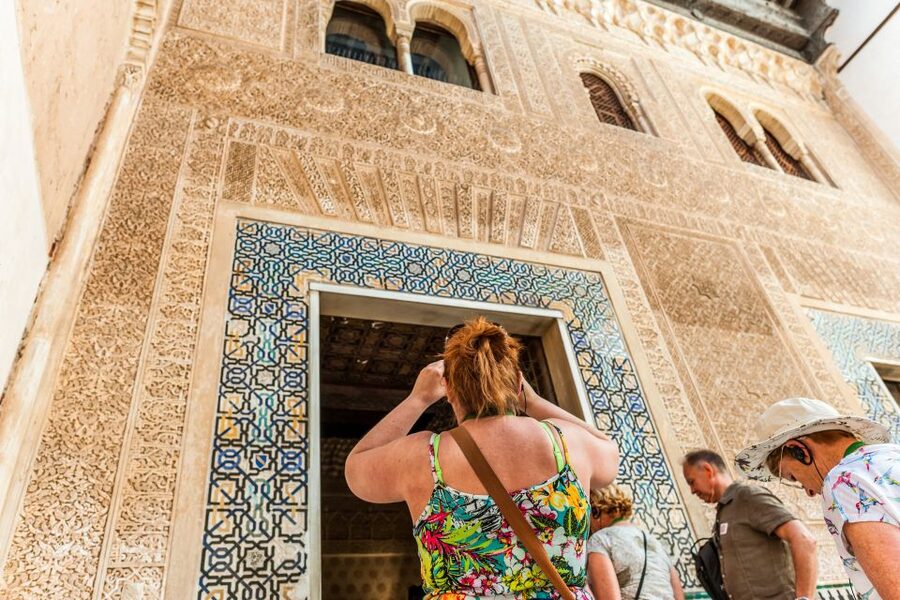 Granada: Alhambra & Nasrid Palaces Tour with Tickets - Languages, group size, and practical comfort