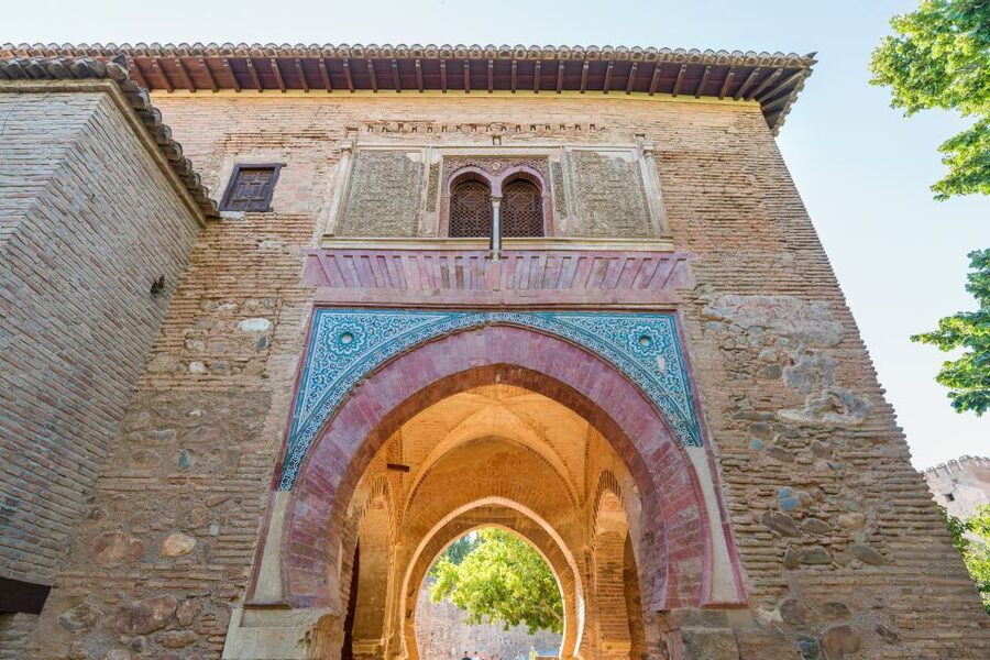 Granada: Alhambra Ticket and Guided Tour with Nasrid Palaces - Why the Alhambra is worth seeing with a guide