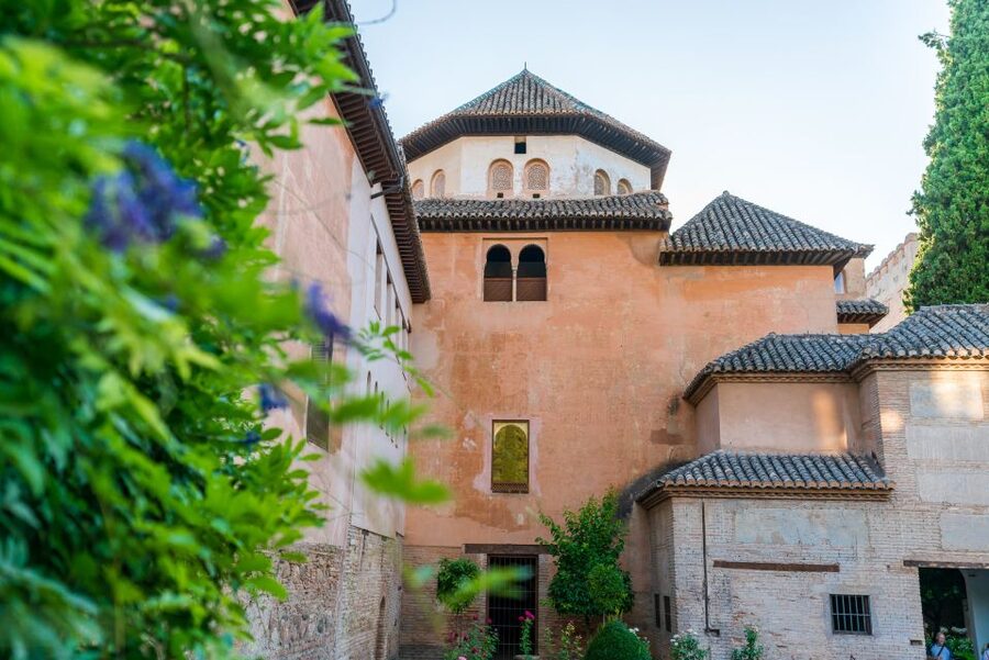 Granada: Alhambra Ticket and Guided Tour with Nasrid Palaces - Crowds, weather, and the right time to go