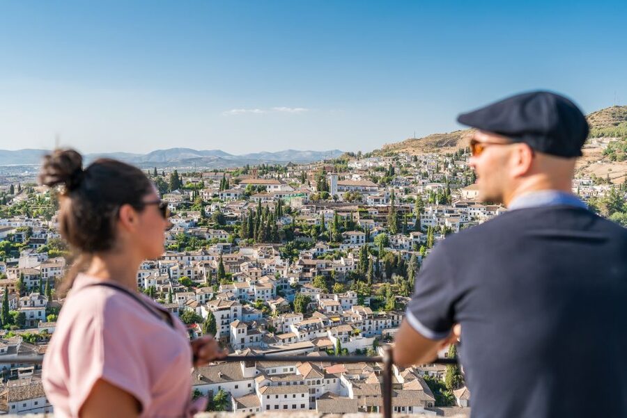 Granada: Alhambra Ticket and Guided Tour with Nasrid Palaces - Generalife gardens: a calm beginning