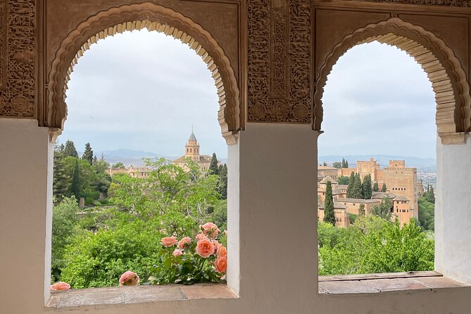 Granada : Private Alhambra Tour + Nazaries Palaces (VIP) - Meeting at Restaurante La Mimbre