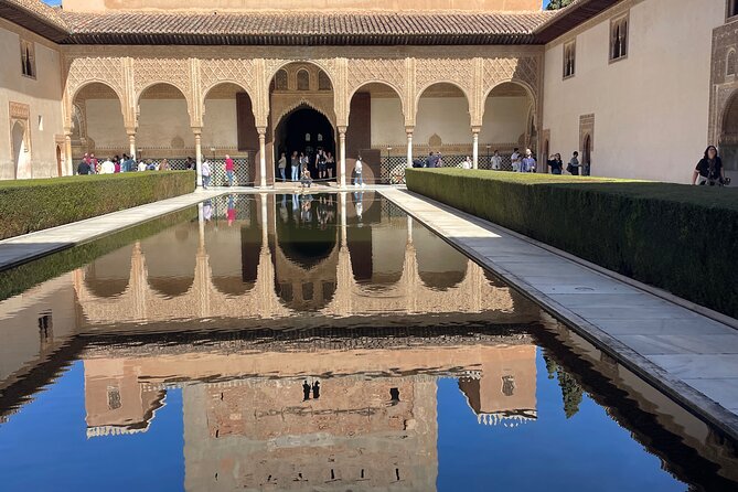 Granada : Private Alhambra Tour + Nazaries Palaces (VIP) - Alcazaba: thirty minutes among the defenses