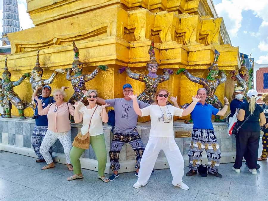 Grand Palace, Wat Pho, and Wat Arun: Guided Tour in Spanish - The Grand Palace and Thailand’s royal center