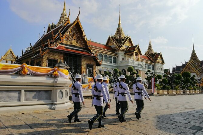 Grand Palace, Wat Phra Kaew, Wat Pho and Wat Arun Walking Tour From Bangkok - What the guides add to the experience