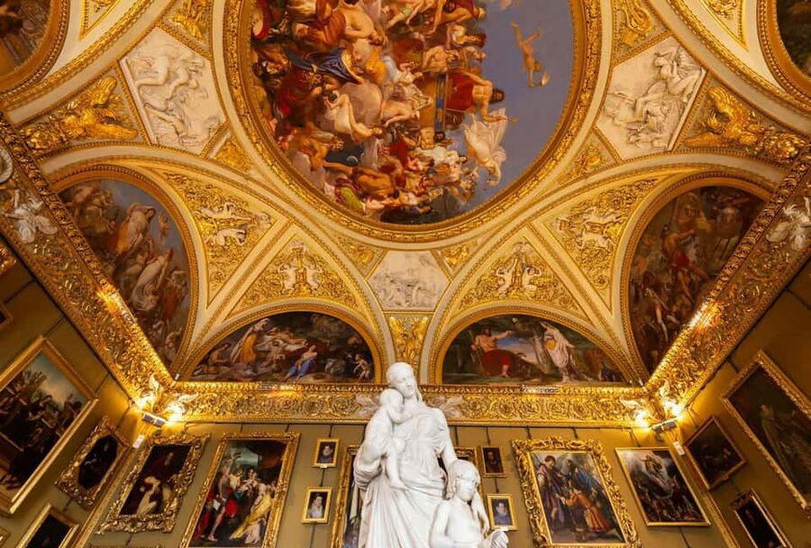 Guided tour of Palazzo Pitti: Botticelli, Caravaggio, and Raphael compared - Arriving at Piazza de’ Pitti