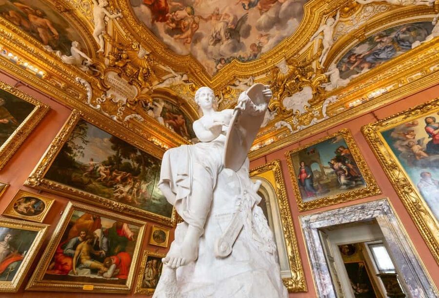 Guided tour of Palazzo Pitti: Botticelli, Caravaggio, and Raphael compared - Entering the Palatine Gallery