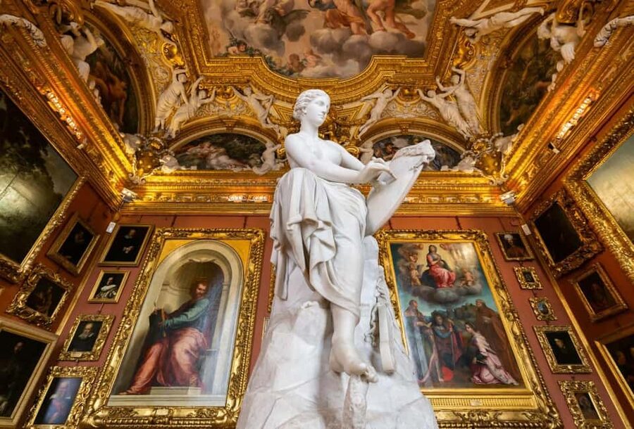 Guided tour of Palazzo Pitti: Botticelli, Caravaggio, and Raphael compared - The Mannerist courtyard and the palace story