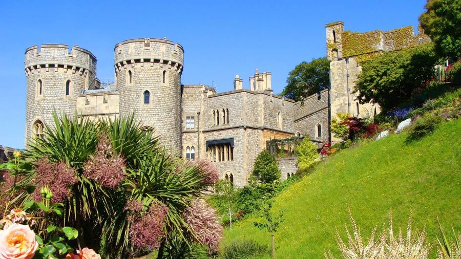 Hampton Court Palace and Windsor Castle Private Car Tour - The drive between London and the palaces