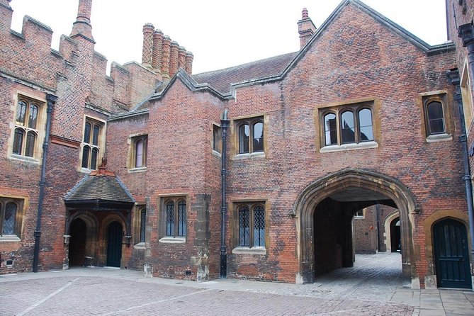 Hampton Court Palace Private Tour - Secrets of Henry VIII - A private format that earns its price