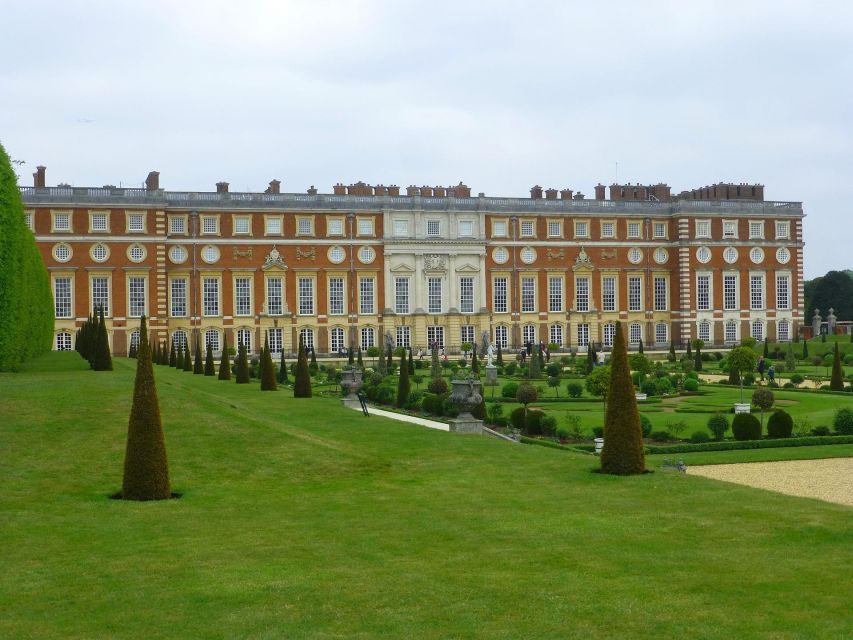Hampton Court Palace Private tour With Fast Track Entry - Fast-track entry and the first look at the palace