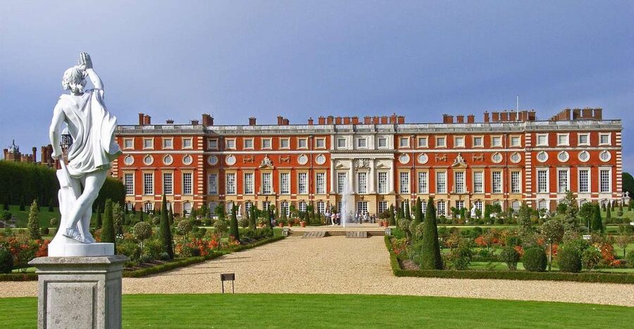 Hampton Court Palace Private tour With Fast Track Entry - Leaving Soho in a private chauffeur-driven vehicle
