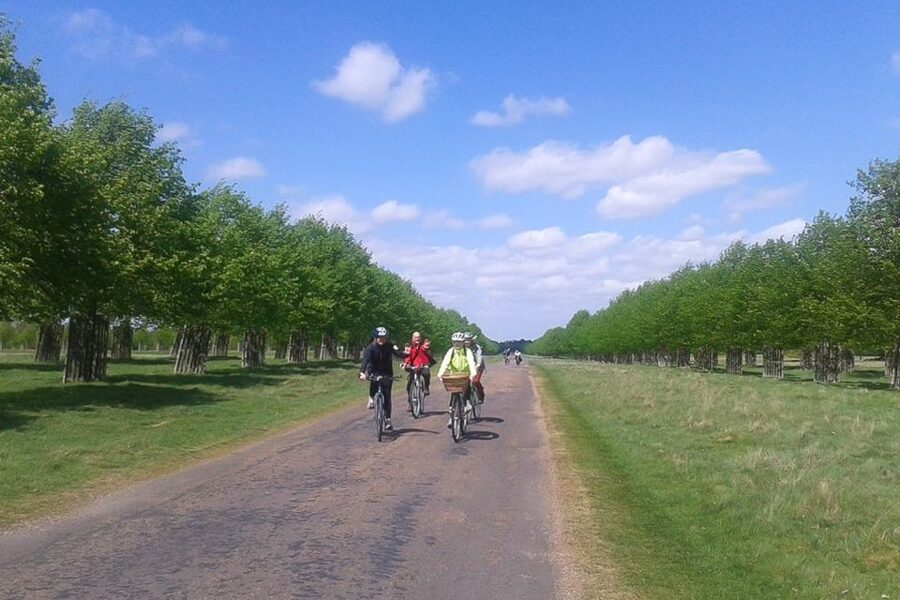 Hampton Court Palace: River Thames Bike Tour - Meeting Ginette at Richmond Station
