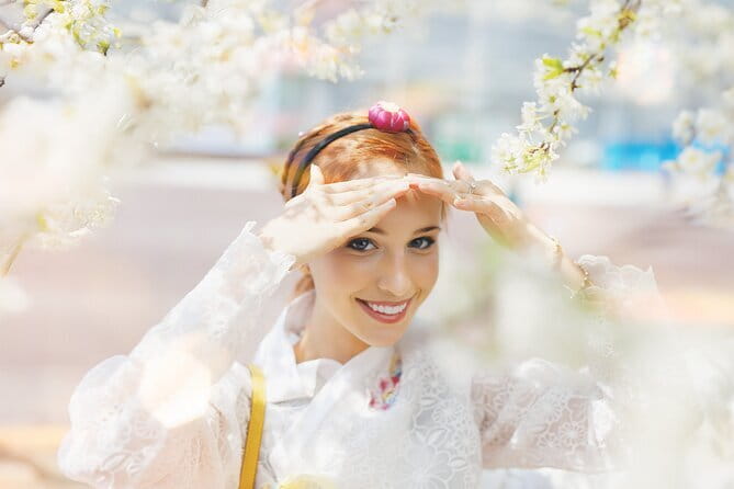 Hanbok Photoshoot and History Tour at Gyeongbokgung Palace - Gyeonghoeru Pavilion brings water and mountain views