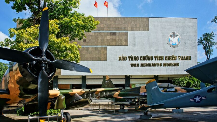HCM: War Remnants Museum & Independence Palace Walking Tour - Walking to Independence Palace