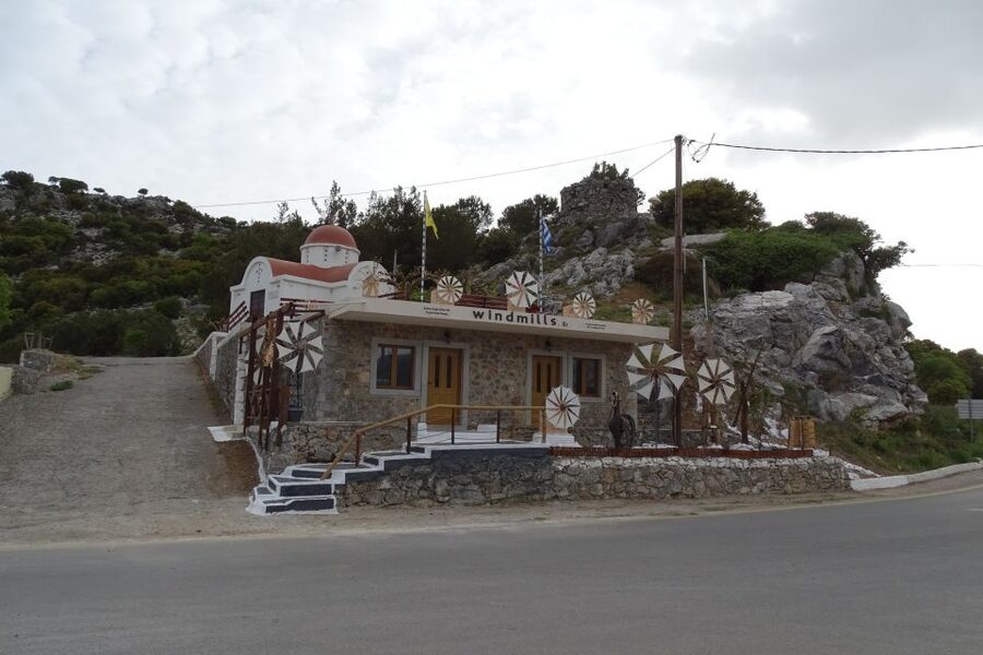 Heraklion: Knossos Palace, Zeus Cave & Oil Mill Private Tour - Lunch in a family taverna