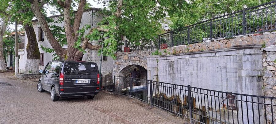 Heraklion: Knossos Palace, Zeus Cave & Oil Mill Private Tour - Guides, driving, and the private format