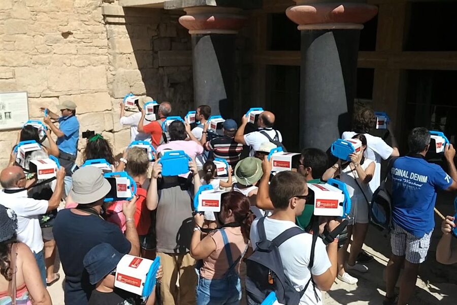 Heraklion: Palace of Knossos 3D Virtual Audio Tour by Tablet - The tablet equipment and how it works outdoors