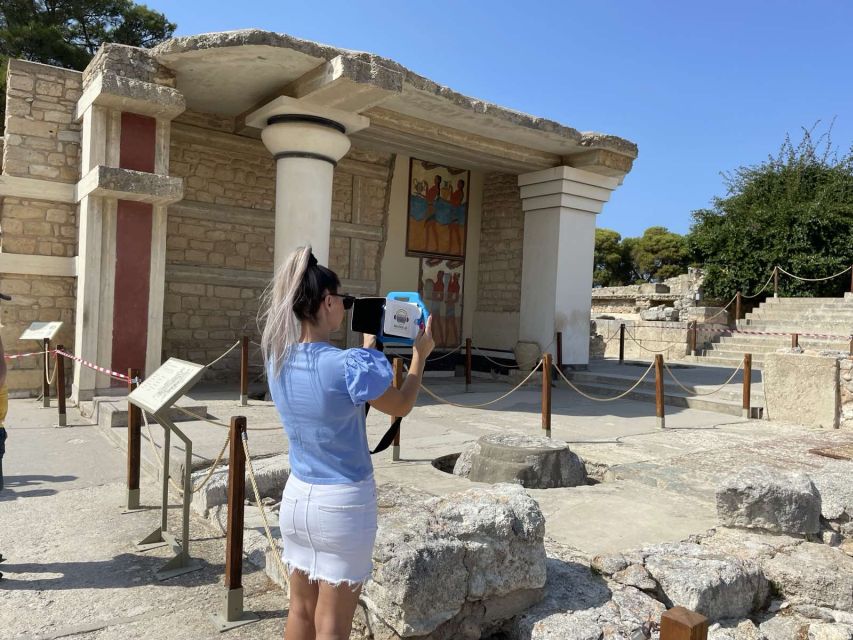 Heraklion: Palace of Knossos 3D Virtual Audio Tour by Tablet - Following the self-guided route through the palace