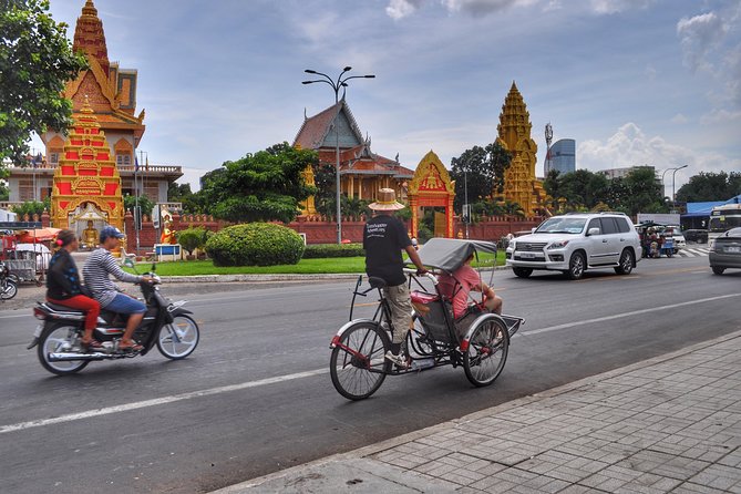 Hidden Phnom Penh City Tour, Royal Palace, Wat Phnom - The cyclo ride through everyday Phnom Penh