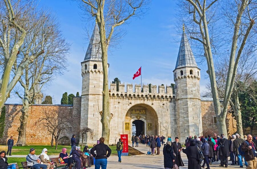 Istanbul: Blue Mosque, Hagia Sofia & Topkapi Palace Day Tour - Sultanahmet Square and its four historic markers