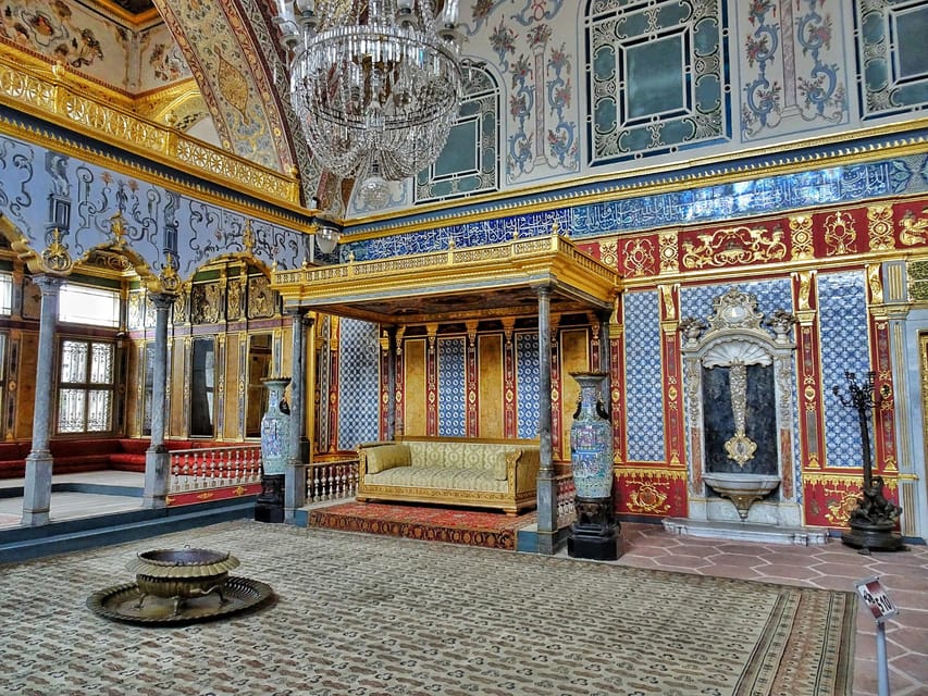 Istanbul: Blue Mosque, Hagia Sofia & Topkapi Palace Day Tour - Grand Bazaar: bargaining, snacks, and a welcome change
