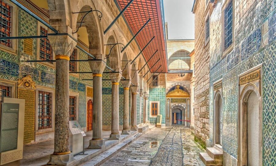 Istanbul: Blue Mosque, Hagia Sofia & Topkapi Palace Day Tour - What the guide adds to the day