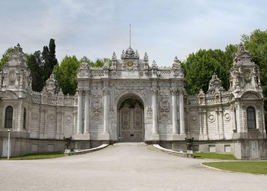Istanbul Combo: Topkapi Palace & Dolmabahce Palace - Meeting your guide at Topkapi Palace