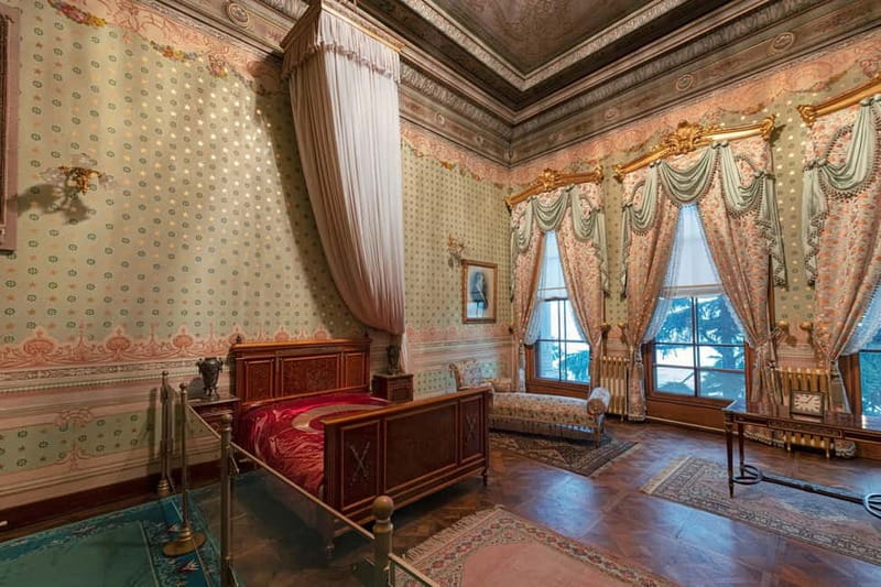 Istanbul: Dolmabahce Palace Guided Tour - The Harem and the private side of palace life