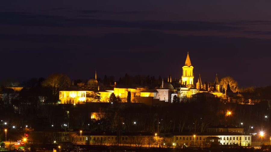 Istanbul: Topkapi Palace and Harem Guided Tour - The palace courtyards and imperial setting