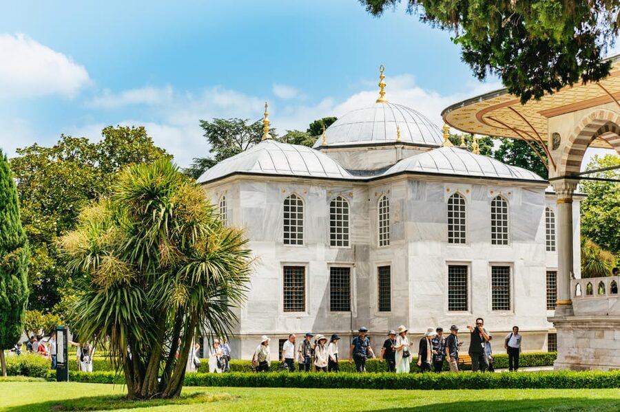 Istanbul: Topkapi Palace and Harem Guided Tour with Ticket - Sacred relics and imperial kitchens