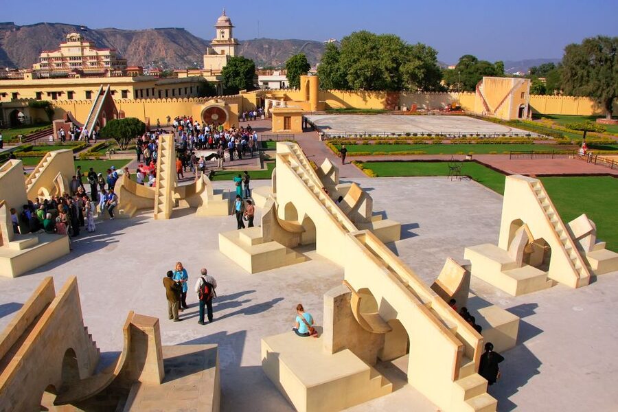 Jaipur City Tour: City Palace, Jantar, Hawa & Jal Mahal - Hawa Mahal: a quick stop with a famous facade