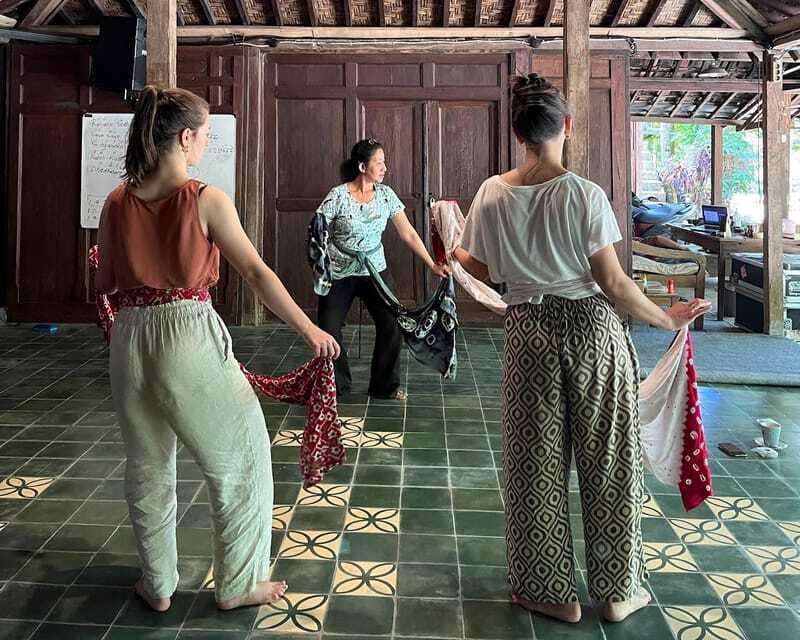 Javanese Dance Workshop with Kraton Palace Dancer - Learning the first movements and sequences