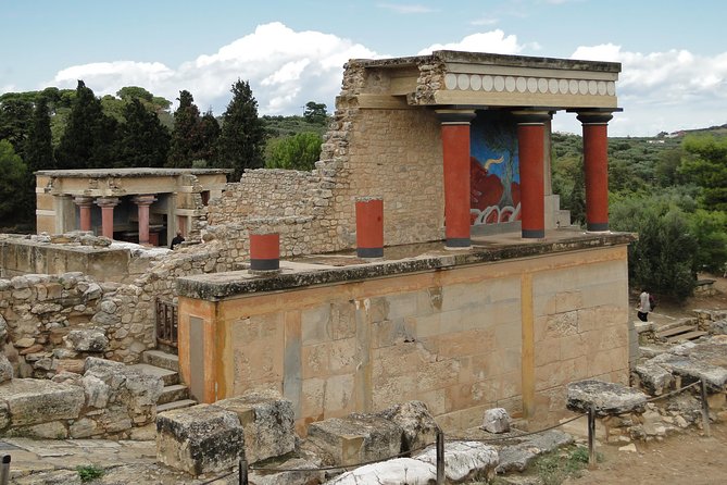 Knossos Palace guided tour - Heraklion City tour + market - Morning pickup and the long ride to Knossos