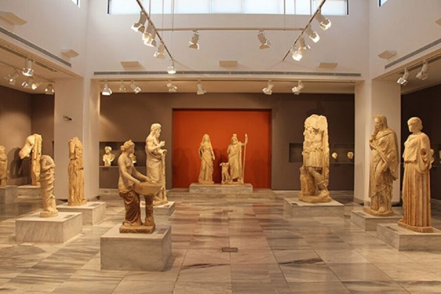 Knossos Palace, Museum & Heraklion City Tour From Chania - Entering the Palace of Knossos