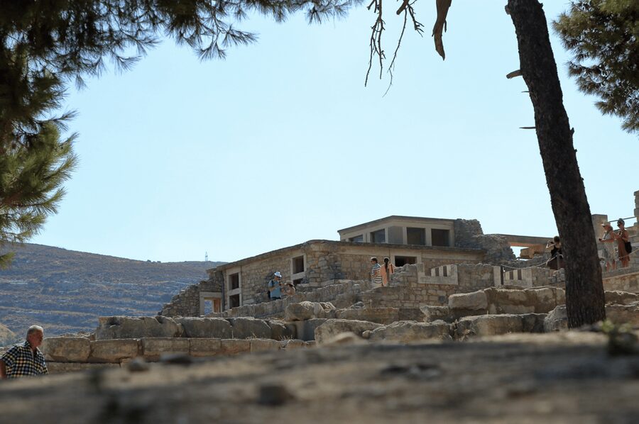 Knossos Palace Private Tour with Licensed Guide and Tickets - Why Knossos works best with a guide