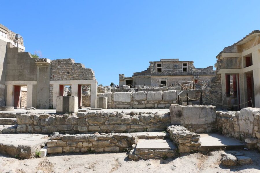 Knossos Palace Skip-the-Line Ticket & Private Guided Tour - The palace rooms and corridors