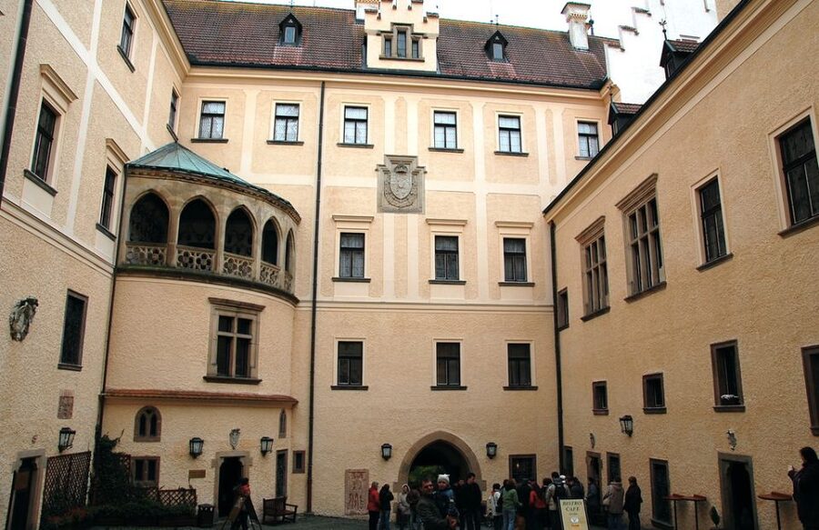 Konopiště: Chateau Tour from Prague - Arriving at Konopiště and walking to the entrance